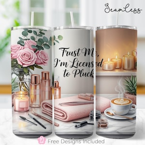 Könnte beinhalten: Drei nahtlose Design-Trinkbecher. Einer zeigt rosa Rosen, Schönheitsprodukte und eine brennende Kerze. Der zweite hat den Text "Trust Me, I'm Licensed to Pluck". Der dritte zeigt Kerzen, eine Tasse Kaffee und eine Sukkulente.