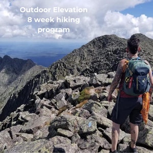 Può includere: Una persona con uno zaino verde si trova in cima a una montagna rocciosa con vista su una valle e nuvole nel cielo. Il testo "Outdoor Elevation 8 week hiking program" è in alto nell'immagine.