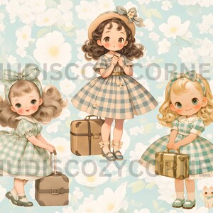 Pode incluir: Tr&ecirc;s meninas com vestidos de xadrez azul e branco e malas marrons. As meninas t&ecirc;m cabelo loiro e castanho com la&ccedil;os. O fundo &eacute; azul claro com flores brancas.