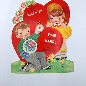 Orologio vintage originale con carta di San Valentino e tempo articolato sulle mie mani