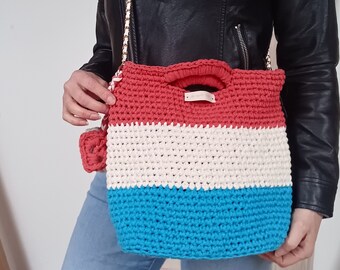 Handgemachte gehäkelte Umhängetasche, Weiche Baumwolle Handtasche, Urban style rot weiß blau Geldbörse, Crossbody aus recycelter Baumwolle, Lässige Top Griff Tasche