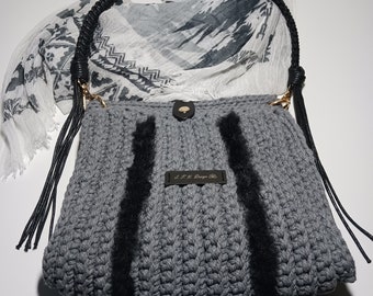 Grey crochet handbag with vintage-inspired handle, Stylish crochet purse, Elegant bag with vintage charm, Handmade urban style purse