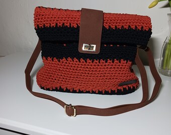 Handgefertigte modische Tasche, Stilvolle Schultertasche, zweifarbige Tasche im Urban-Stil, gehäkelte Handtasche, Trendige Tasche mit langem Riemen