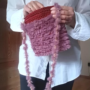Handgemachte Handytasche, gehäkelte flauschige Clutch, gehäkelte bordeaux und pflaume weiche Geldbörse, Mini Handtasche, kleine Schultertasche, Abend-Accessoire, Geschenk für Mama
