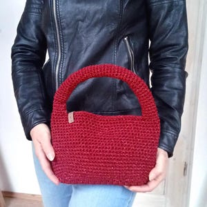 Burgunderrote gehäkelte Handtasche, handgemachte dunkelrote kleine Geldbörse, Boho-Tasche mit Henkel, umweltfreundliches Geschenk für Mutter, Schwester, Freundin im minimalistischen Stil