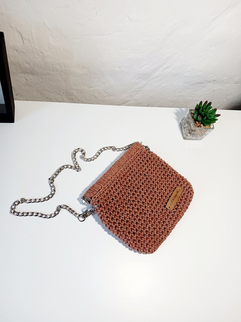 Braune gehäkelte Clutch, Zierliche Handtasche, Glänzende braune Handtasche, Elegante handgefertigte Clutch, funkelnde Geldbörse, Nachdenkliche Geschenkidee, GF's Bliss Bild 2