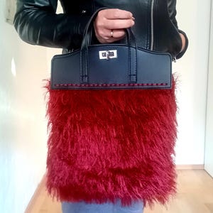 Handgestrickte Tasche, weinrote flauschige Tasche, Kunstpelz und Leder Geldbörse, dunkelrote Boho Tasche, elegante und stilvolle Handtasche, Geschenk für Freund