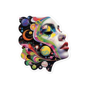 Könnte beinhalten: Eine farbenfrohe abstrakte Illustration eines Frauen Gesichts mit einer Galaxie von Planeten und Sternen im Hintergrund. Die Augen der Frau sind geschlossen und ihre Lippen sind rot angemalt.