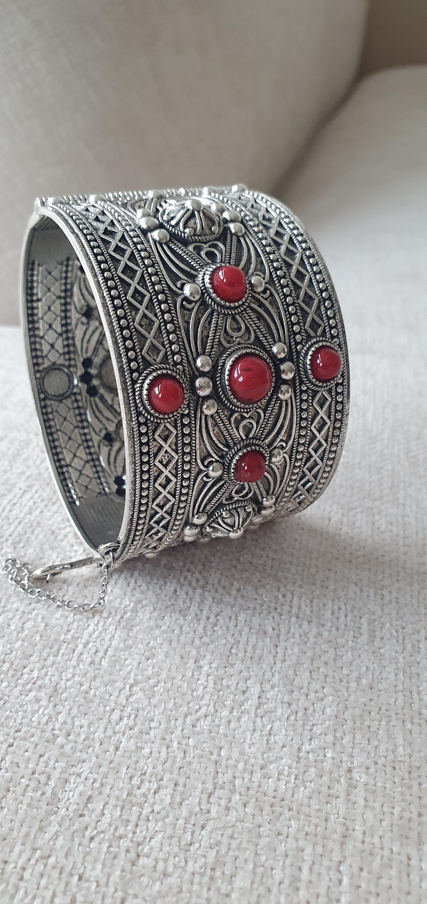 BRACELET MANCHETTE ALLIAGE STYLE BERBERE MOTIFS FLORALES 64 GRAMMES W1109