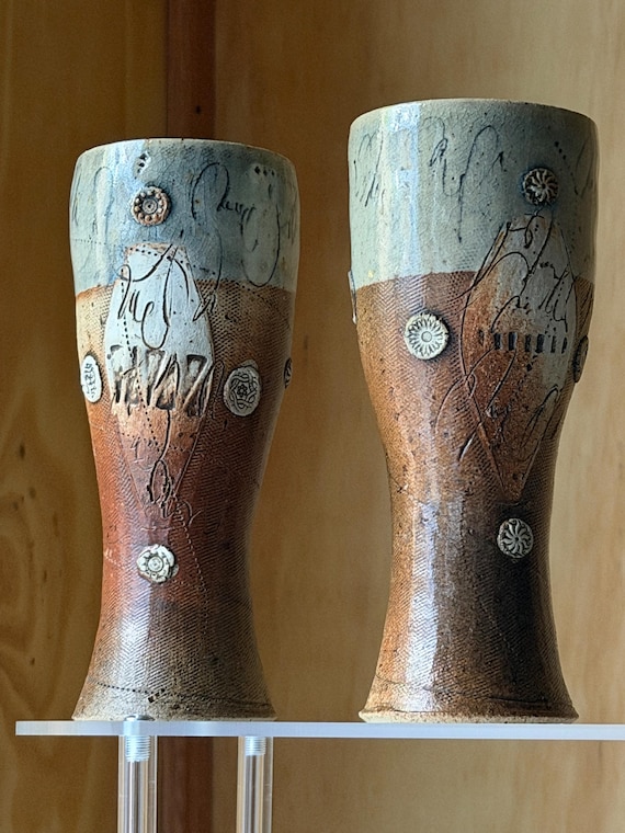 Ver en Etsy: Mark Hewitt Studio Pottery Wood Fired Stoneware Tumbler Vase Pair | North Carolina Folk Art Ceramic | Signed Contemporary Craft Collectible Mark Hewitt Studio Pottery Wood Fired Stoneware Tumbler Vase Pair | North Carolina Folk Art Ceramic | Signed Contemporary Craft Collectible