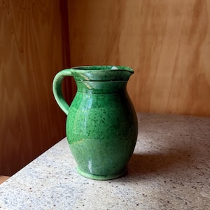 Jarra vintage hecha a mano de cerámica verde moteada – Jarra de cerámica de estudio de 1 litro – Decoración rústica de cocina de granja – Gres con esmalte esmeralda moteado