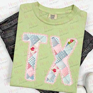 Puede incluir: Una camiseta verde claro Comfort Colors con las letras "TX" en un dise&ntilde;o de patchwork. Las letras est&aacute;n delineadas con un borde rosa festoneado y rellenas con varias telas estampadas, incluyendo cuadros vichy y lunares. Tambi&eacute;n hay peque&ntilde;os acentos florales.