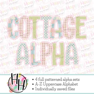 Puede incluir: La imagen muestra las palabras "COTTAGE ALPHA" en letras grandes y coloridas. Cada letra está compuesta por patrones de patchwork en colores pastel, delineados con un borde festoneado. La parte inferior de la imagen incluye un logotipo y el texto: "4 conjuntos alfa con patrones completos, Alfabeto mayúsculas A-Z, Archivos guardados individualmente."