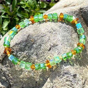 Bracelet élégant en perles de verre carrées vertes et dorées avec cristaux, fabriqué à la main sur un cordon extensible