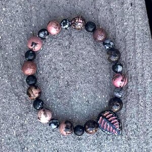 Pulsera de compromiso con piedras preciosas de rodonita y obsidiana copo de nieve