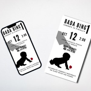 Può includere: Un invito in bianco e nero per una festa di compleanno. L'invito ha la forma di uno smartphone e presenta una silhouette di un bambino che striscia verso una rosa rossa. Il testo recita "Bada Bing 1 Johnny is finally Oct 12 2:00 Casa Famiglia Puglia 3111 E Spruce RSVP to Nikki 488.444.8222 Celebrate Johnny's birthday, or sleep with the fishes."