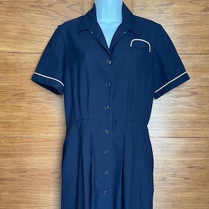 Abito midi vintage blu navy con bottoni, anni &#39;70, su appuntamento per Sua Maestà la Regina Elisabetta, taglia dalla 12 alla 14
