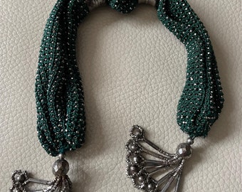 Monedero Miser de principios del siglo XIX, tejido a ganchillo en verde oscuro con borlas de cuentas de acero, ideal como recuerdo o joyero.