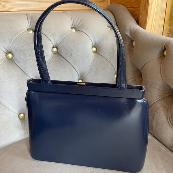Fassbender des années 1950, sac à main vintage en cuir bleu marine de qualité, tenu dans la main, miroir et sac à main d'origine, excellent état