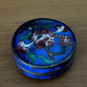 Pequeño tarro de rapé redondo de esmalte antiguo, de latón cloisonné, regalo vintage, recuerdo o pastillero para bolso.