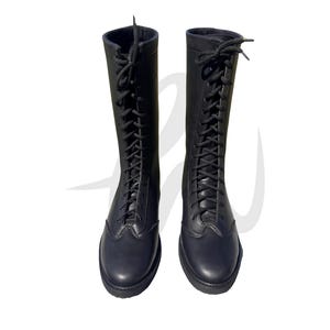 Puede incluir: Un par de botas negras de cuero con cordones y punta puntiaguda.