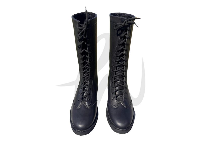 Puede incluir: Un par de botas negras de cuero con cordones y punta puntiaguda.
