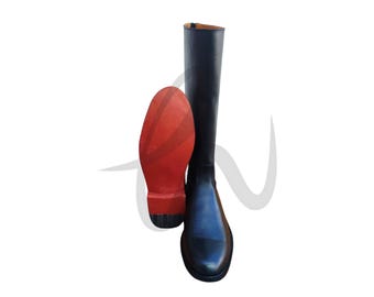 以下が含まれることがあります： 赤いゴム製のソールが付いた黒い革製の乗馬ブーツのペア。ブーツは高く、つま先が尖っています。
