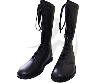 Könnte beinhalten: Ein Paar schwarze Lederstiefel mit Schnürung und hohem Schaft.