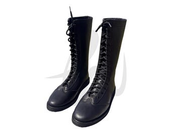 Könnte beinhalten: Ein Paar schwarze Lederstiefel mit Schnürung und hohem Schaft.