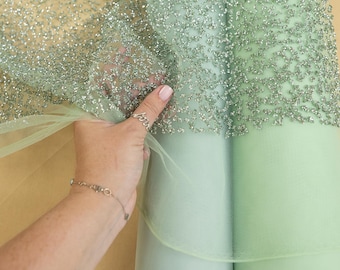 Neblig grüner Farbverlaufs-Strass-Tüllstoff – subtiler Ombre-Glitzerstoff für Märchenkleider, Brautcapes & Accessoires | Sternenstaub-Stoff