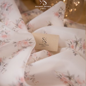 Sakura - Organza avorio con piccoli fiori rosa tagliata su misura, Organza stampata con fiori opachi per abiti da sposa e da ballo - / Magic