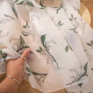 Mughetto - Organza floreale unica tagliata su misura, organza stampata di qualità con fiori verdi per abiti da sposa / Magic