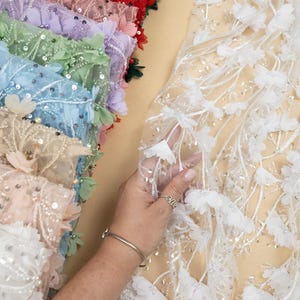 3D花柄刺繍レース生地（シフォンフラワー、パール、スパンコール付き）チュール生地（縫製、ブライダルドレス用）| Secret Garden