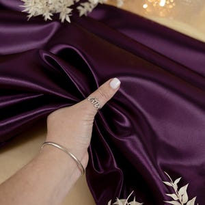 Tessuto satinato lucido viola uva passa, materiale denso non elasticizzato per abiti da sera, tovaglie, cravatte da uomo, tende decorative / Amore