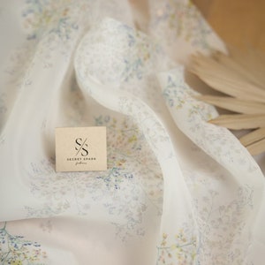 Mimosa - Delicata organza floreale tagliata su misura, morbida organza opaca stampata con teneri fiori per abiti da sposa e da ballo / Magic