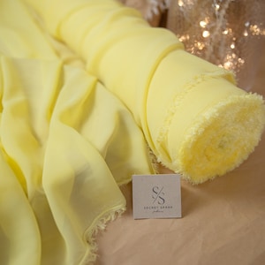 Zachtgele chiffon, matte kwaliteit chiffon op maat gesneden, hoge kwaliteit chiffon met goede drapering, lichtgewicht chiffon voor jurken | Aura