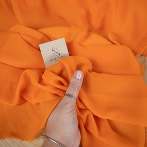 Orangefarbener, weicher Chiffon, Chiffon in matter Qualität, große Lagerware, hochwertiger Chiffon mit gutem Fall, leichter Chiffon für Kleider | Aura