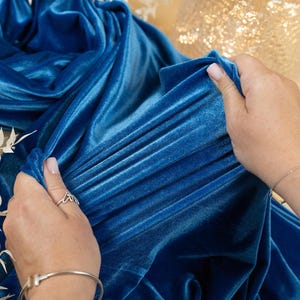 Tecido de veludo elástico azul safira – Veludo rico em tons de joia, 4 vias, para vestidos de noite, figurinos de palco, cortinas, estofados e decoração | Rich