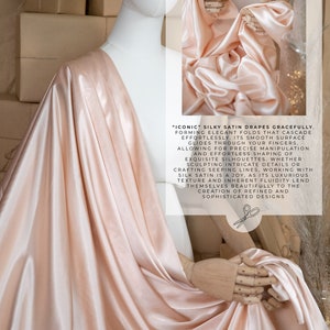 Pu&ograve; includere: Un primo piano di un morbido tessuto di raso color pesca drappeggiato su un manichino. Il tessuto &egrave; liscio e setoso e si drappeggia magnificamente. Il testo "ICONIC SILKY SATIN DRAPES GRACEFULLY, FORMING ELEGANT FOLDS THAT CASCADE EFFORTLESSLY. ITS SMOOTH SURFACE GLIDES THROUGH YOUR FINGERS, ALLOWING FOR PRECISE MANIPULATION AND EFFORTLESS SHAPING OF EXQUISITE SILHOUETTES. WHETHER SCULPTING INTRICATE DETAILS OR CRAFTING SEEPING LINES, WORKING WITH SILK SATIN IS A JOY, AS ITS LUXURIOUS TEXTURE AND INHERENT FLUIDITY LEND THEMSELVES BEAUTIFULLY TO THE CREATION OF REFINED AND SOPHISTICATED DESIGNS" &egrave; stampato sotto il tessuto.