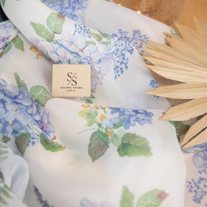 Ortensia blu - Organza da sposa floreale tagliata su misura, tessuto in organza stampato opaco e arioso con fiori blu per abiti / Magic