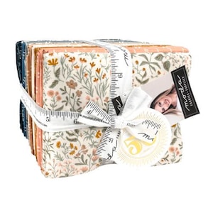 Puede incluir: Un paquete de 16 cuadrados de tela con un estampado floral sobre fondo blanco y tonos de rosa, naranja y azul. Los cuadrados de tela están atados con una cinta blanca y una cinta métrica. La etiqueta dice "Moda Fabrics - Supplies"