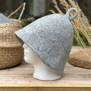 Handgemaakte vilten wollen saunahoed met spiraallus in grijze kleur. Het perfecte cadeau voor mannen en vrouwen die van saunarituelen houden