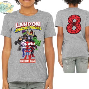 Pode incluir: Camiseta cinza com um gr&aacute;fico do Homem-Aranha e seus amigos. O texto na camiseta diz "Landon's Amazing Friends Birthday Bash".