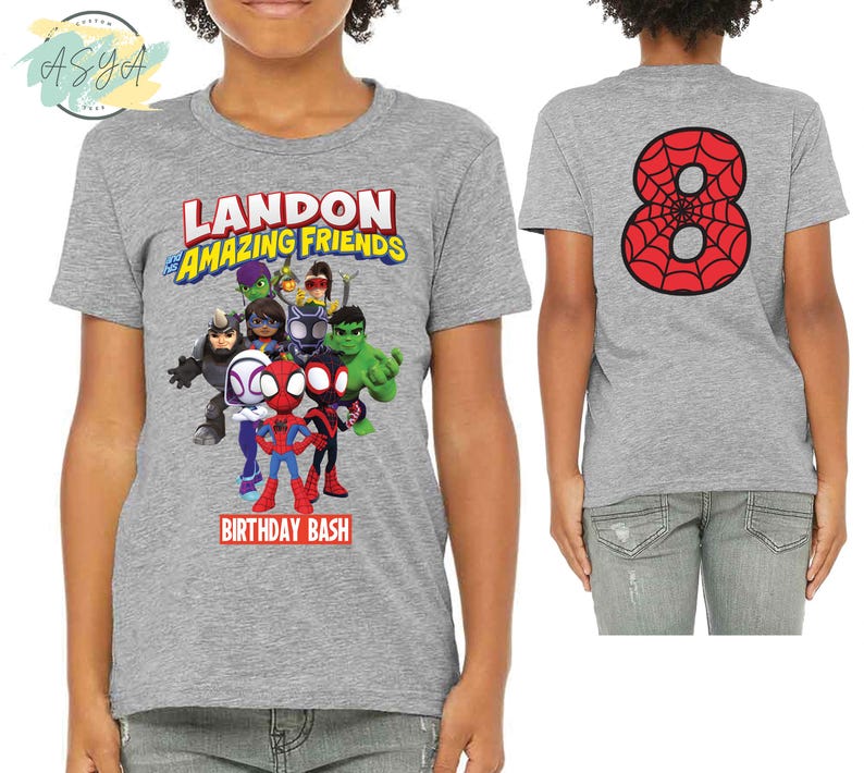 Pode incluir: Camiseta cinza com um gr&aacute;fico do Homem-Aranha e seus amigos. O texto na camiseta diz "Landon's Amazing Friends Birthday Bash".