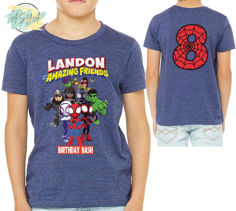 Pode incluir: Camiseta azul com um gr&aacute;fico de super-her&oacute;is de desenhos animados e o texto "Landon and the Amazing Friends Birthday Bash".