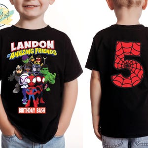 Pode incluir: Camiseta preta com um design de teia de aranha vermelha e o n&uacute;mero 5 nas costas. A frente da camiseta tem um gr&aacute;fico do Homem-Aranha e seus amigos com o texto "Landon and his Amazing Friends Birthday Bash".