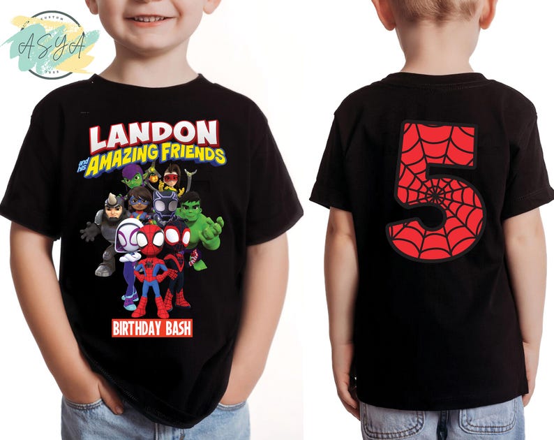 Pode incluir: Camiseta preta com um design de teia de aranha vermelha e o n&uacute;mero 5 nas costas. A frente da camiseta tem um gr&aacute;fico do Homem-Aranha e seus amigos com o texto "Landon and his Amazing Friends Birthday Bash".