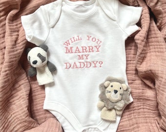 GEPERSONALISEERD voorstel Baby Grow - Wil je met mijn papa of mama trouwen? Op maat geborduurd vest met uw nieuwe achternaam