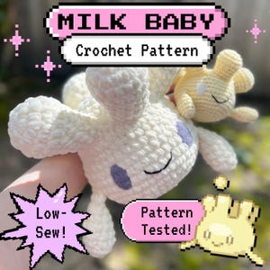 Könnte beinhalten: Ein handgefertigtes Häkeltier in Form einer Cartoonfigur, mit einem kleineren Begleiter. Das Hauptplüschtier ist cremefarben mit lila Akzenten und einem lächelnden Gesicht. Der Text "MILK BABY Crochet Pattern" steht oben.