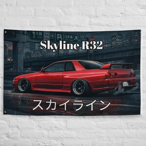 Puede incluir: Tapiz de pared con un coche rojo Skyline R32 con el texto "Skyline R32" y caracteres japoneses. El coche está representado en una carretera mojada con un horizonte urbano de fondo.